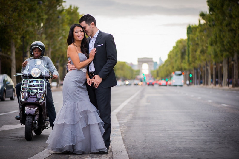 Couple in the middle of the street in Paris