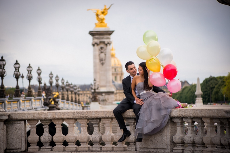 Couple on honeymoon with balloons in Paris