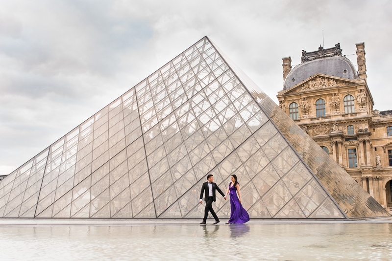 Pre wedding pictures couple at Louvre Pyramid