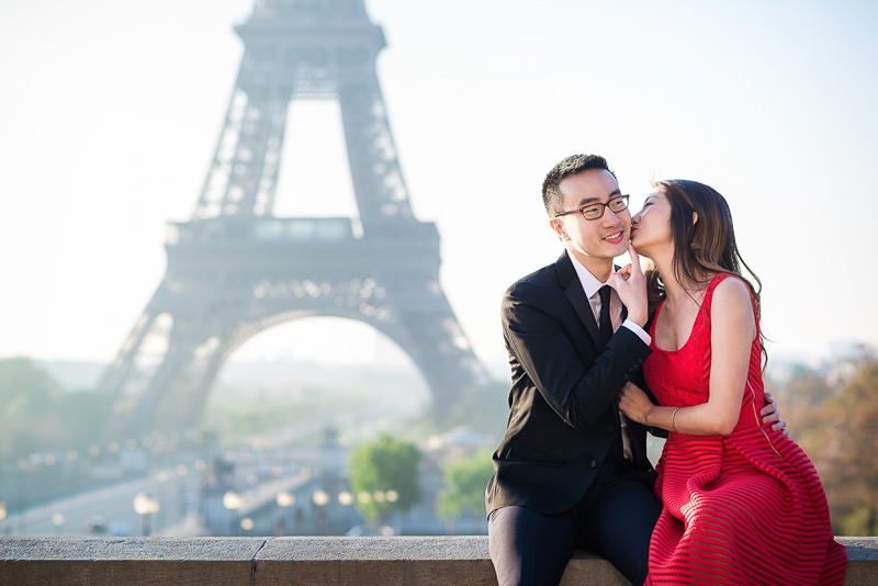 Funny engagement photo Paris
