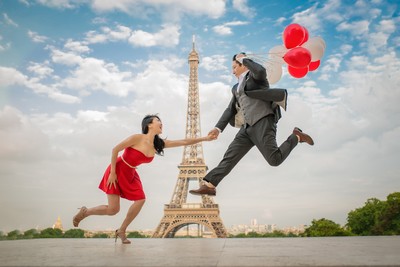 Couple having fun on their honeymoon photo session at Trocadéro Paris