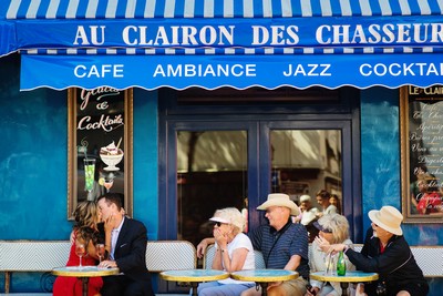 Cute couple kissing in front of strangers in Montmartre Paris