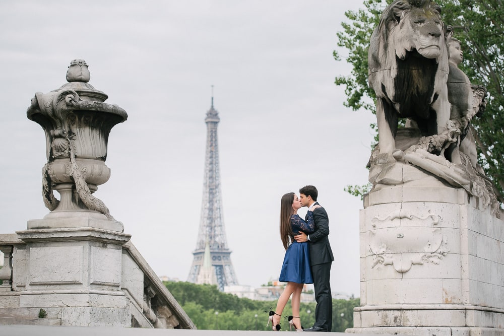 paris engagement photo - couple kissing on the alexander 3 bridge with eiffel tower in the background paris engagement photo - couple kissing on the alexander 3 bridge with eiffel tower in the background