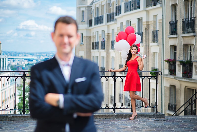 Anniversary photo with colorful balloons in Montmartre Anniversary photo with colorful balloons in Montmartre