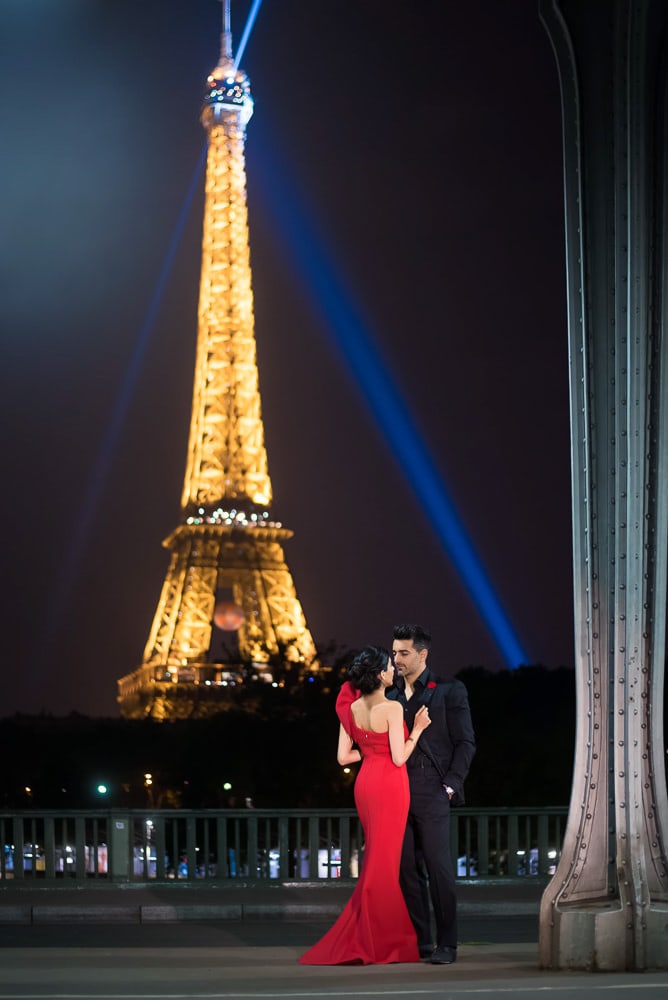 Photoshoot outfits for Eiffel by night deep red dress Photoshoot outfits for Eiffel by night deep red dress