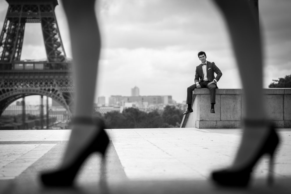 Photographer in Paris engagement photo sexy man