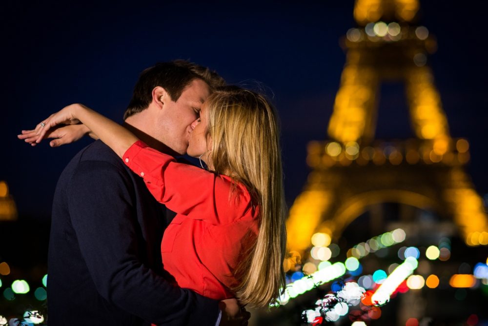 От страсти у мужчины кровь. Романтический поцелуй. Поцелуй в Париже. Париж романтика. Город любви.