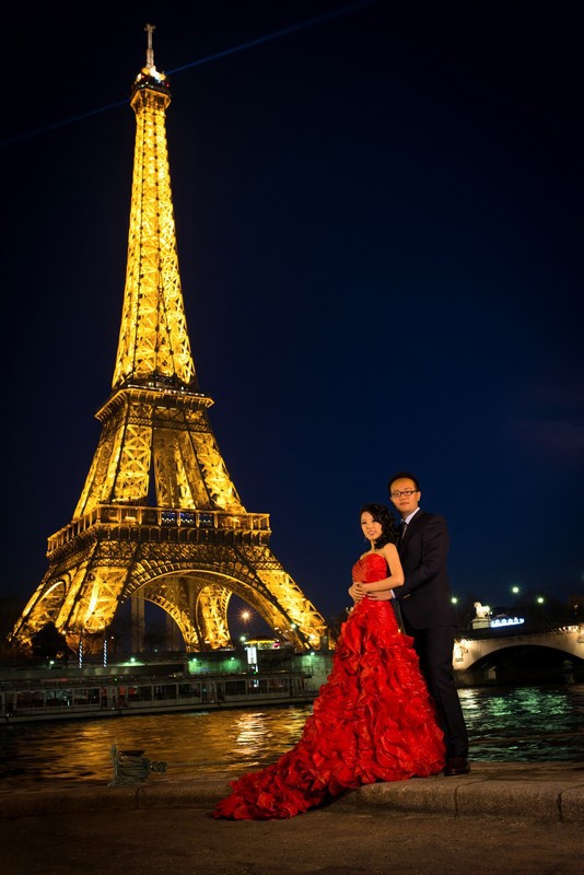 Paris photographer for pre wedding photo session at Eiffel Tower