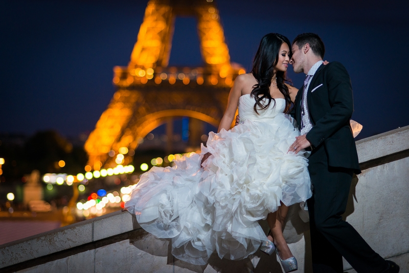 Photographer Paris sunset picture with bride and groom from USA