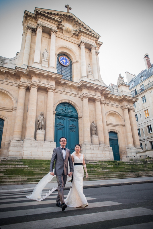 Pre wedding photo shoot Paris cathedral