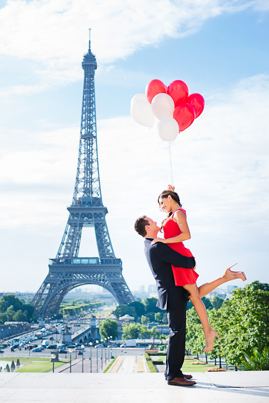 Couple and red balloons Eiffel