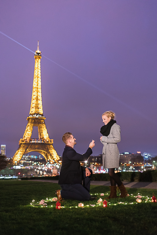 surprise-proposal-night-eiffel-tower-heart-roses-and-candles